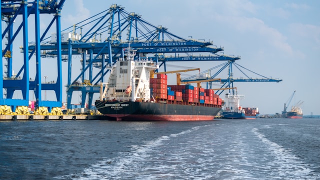Изображение портовые краны ZPMC в порту Вилмингтон США