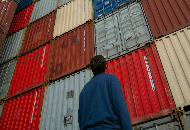 Изображение Человек смотрит на контейнеры