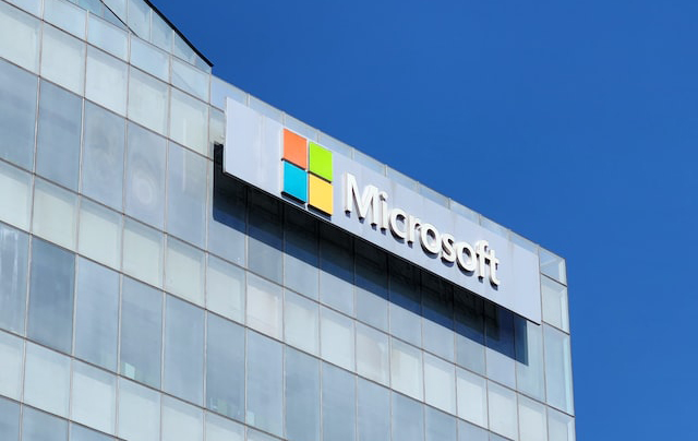 Изображение Офисное здание с вывеской Microsoft