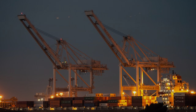 Изображение Портовые краны ZPMC в порту Окленд