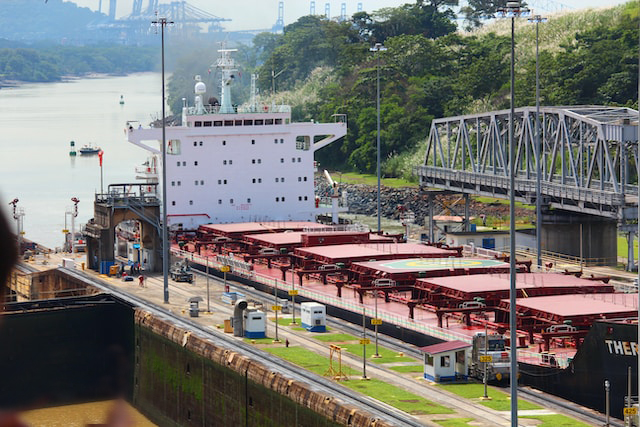 Изображение Судно проходит через шлюз Панамского канала