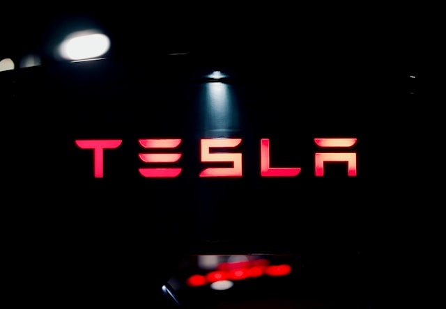 Автопилот под судом: как громкое дело против Tesla изменит будущее автономного транспорта 