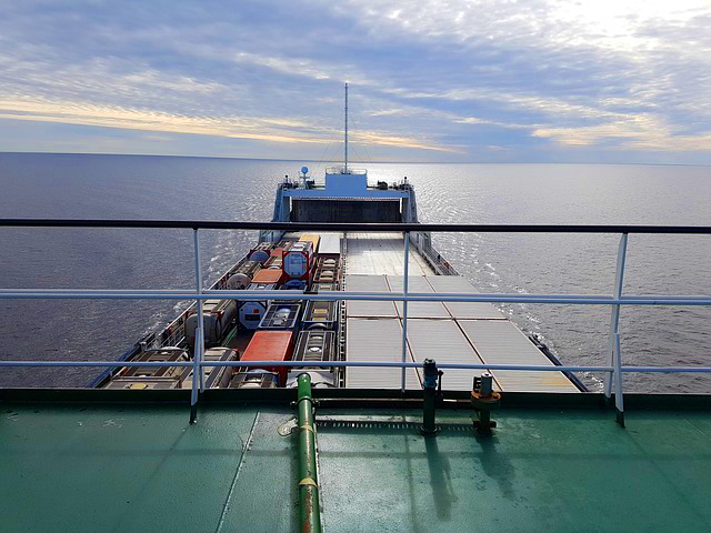 Контейнеровоз в море Изображение Контейнеровоз в море
