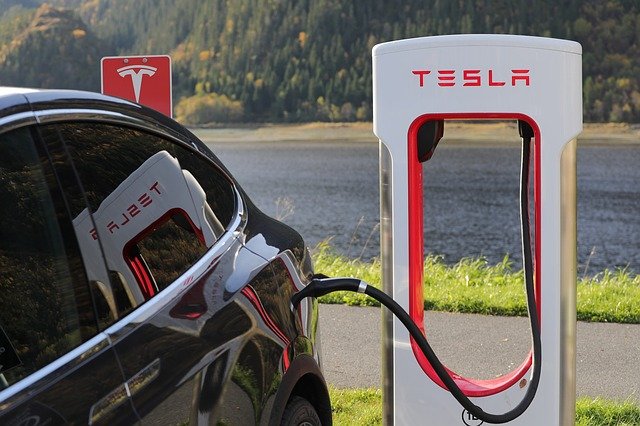 Изображение Электромобиль Tesla на заправке